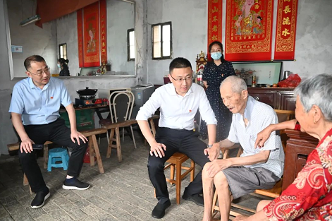 王弋“七一”前夕走访慰问困难老党员